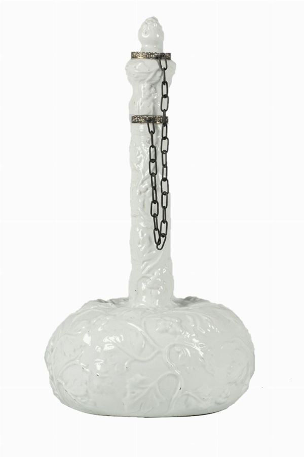 Wine flask in white glazed porcelain