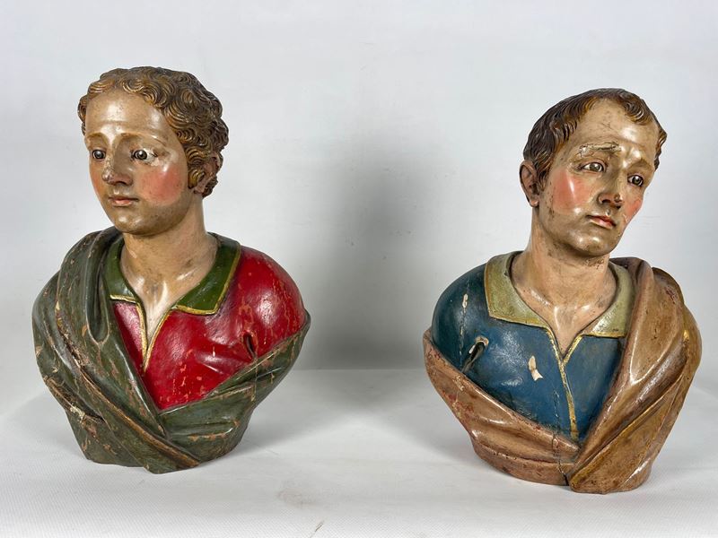 "Nobiluomo e nobildonna", coppia di antichi busti in legno laccato e policromo con occhi in vetro