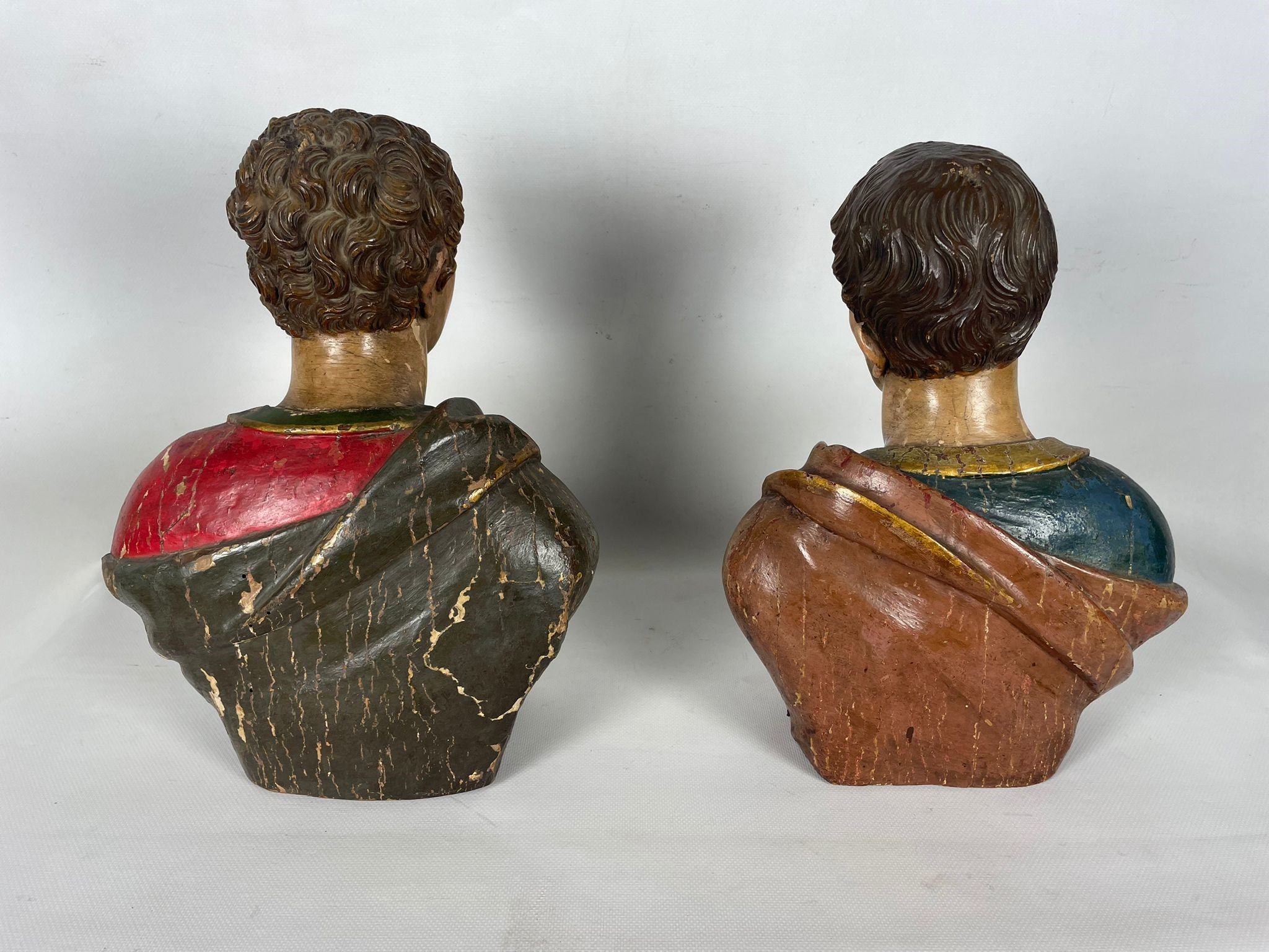 "Nobiluomo e nobildonna", coppia di antichi busti in legno laccato e policromo con occhi in vetro
