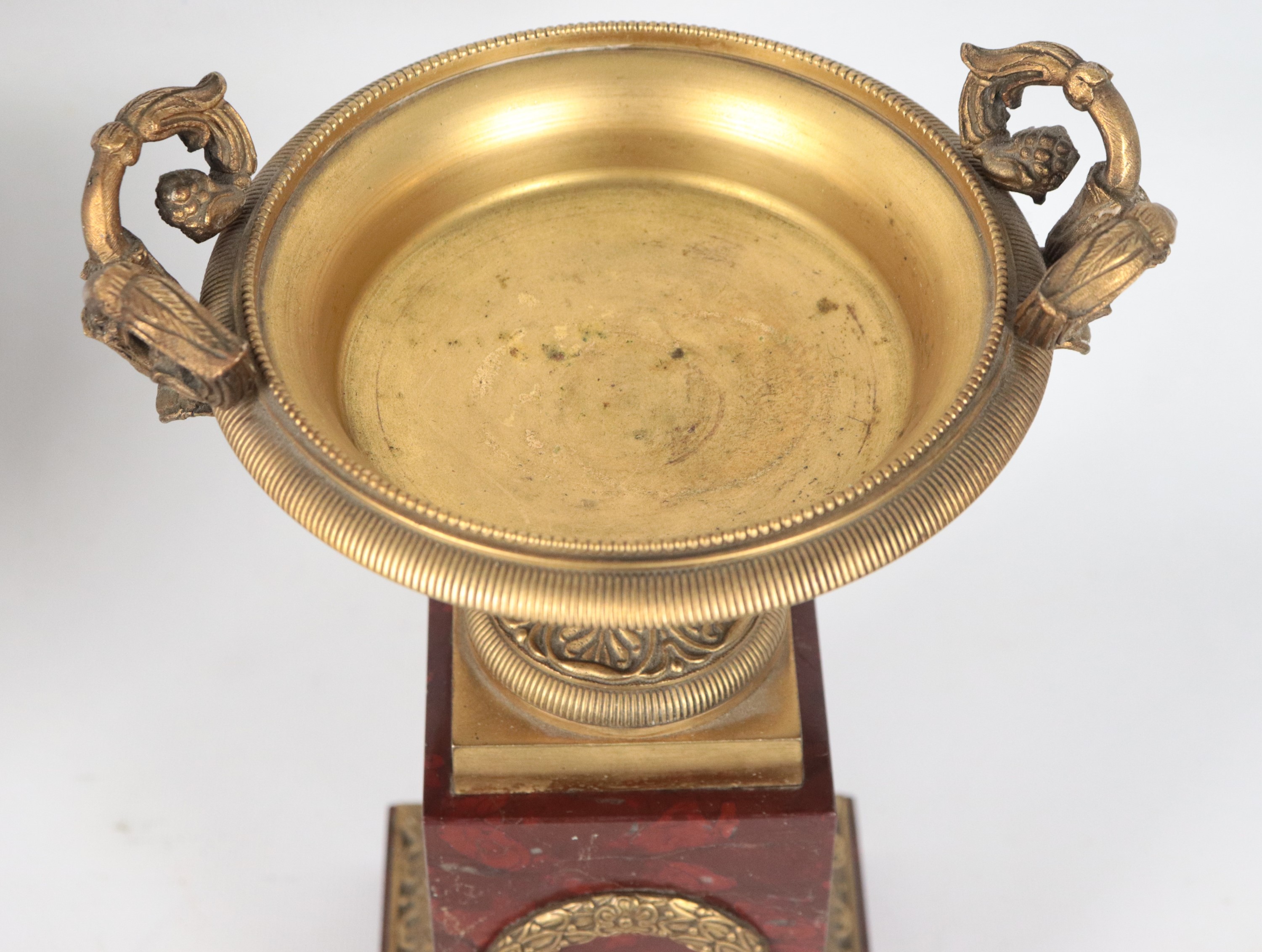 Coppia di antiche coppe francesi Impero in bronzo dorato, sbalzato e cesellato, sorrette da basi ...
