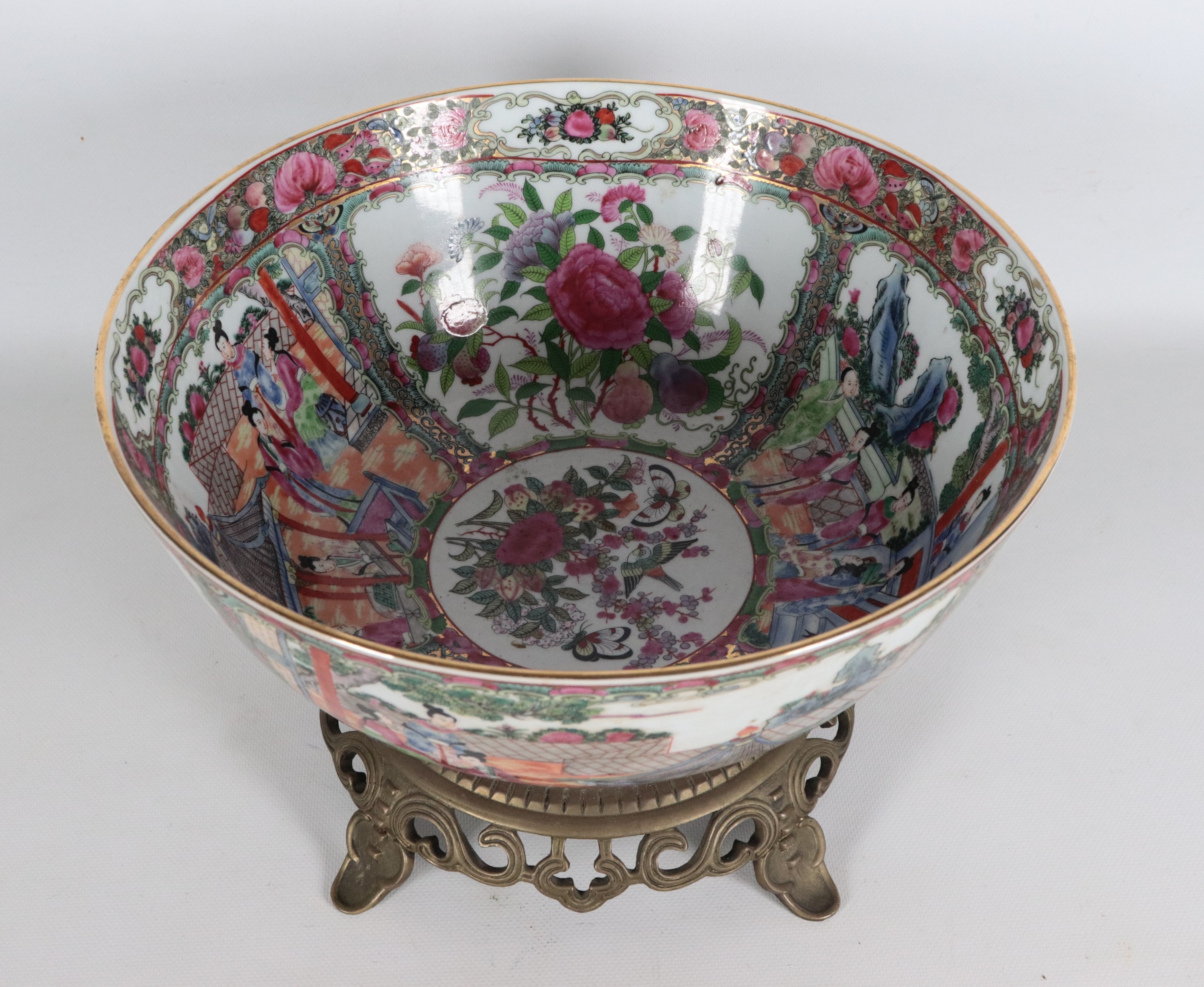 Bowl in porcellana Canton smaltata a rilievo, con scene di vita comune entro riserve e decori nat...