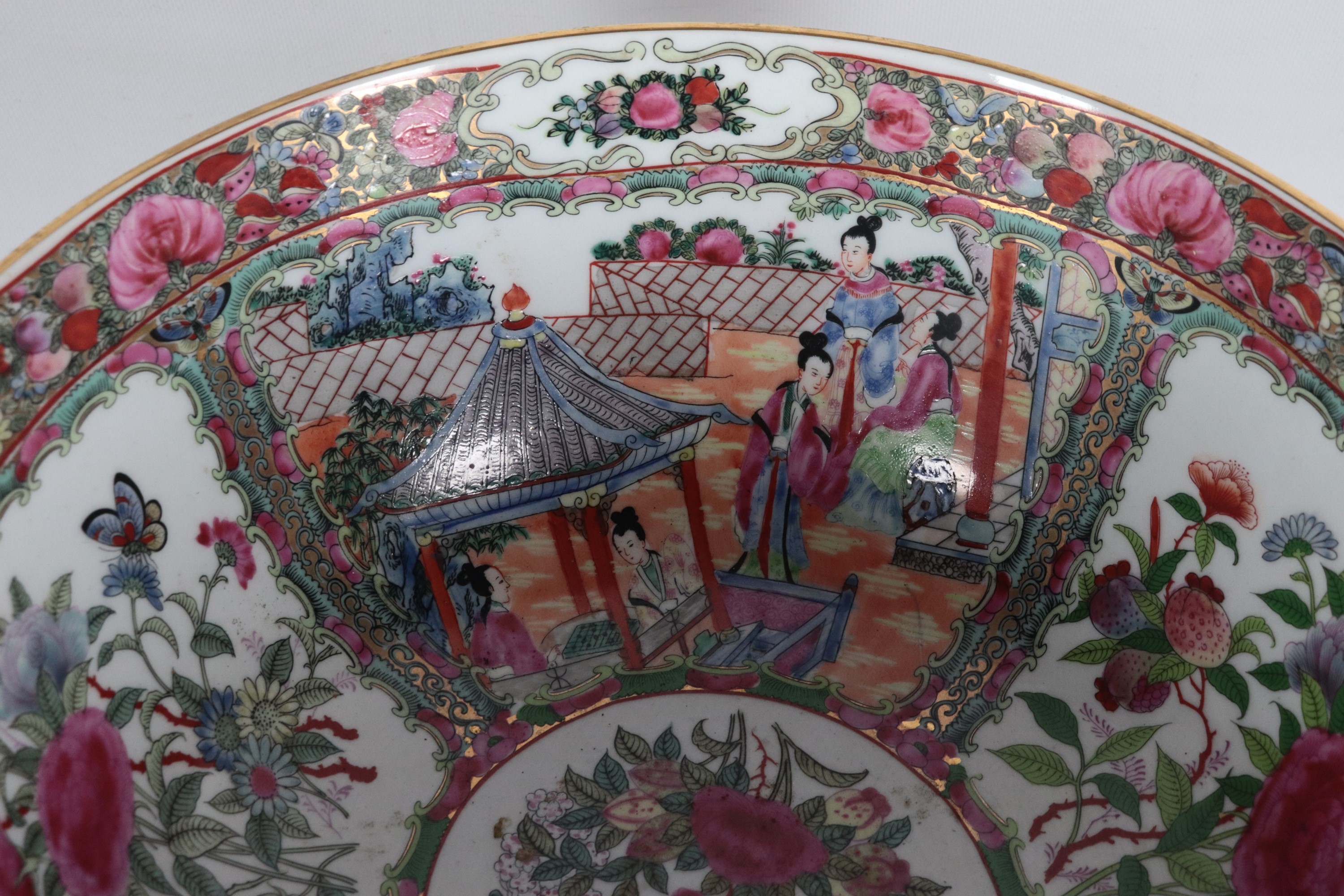 Bowl in porcellana Canton smaltata a rilievo, con scene di vita comune entro riserve e decori nat...