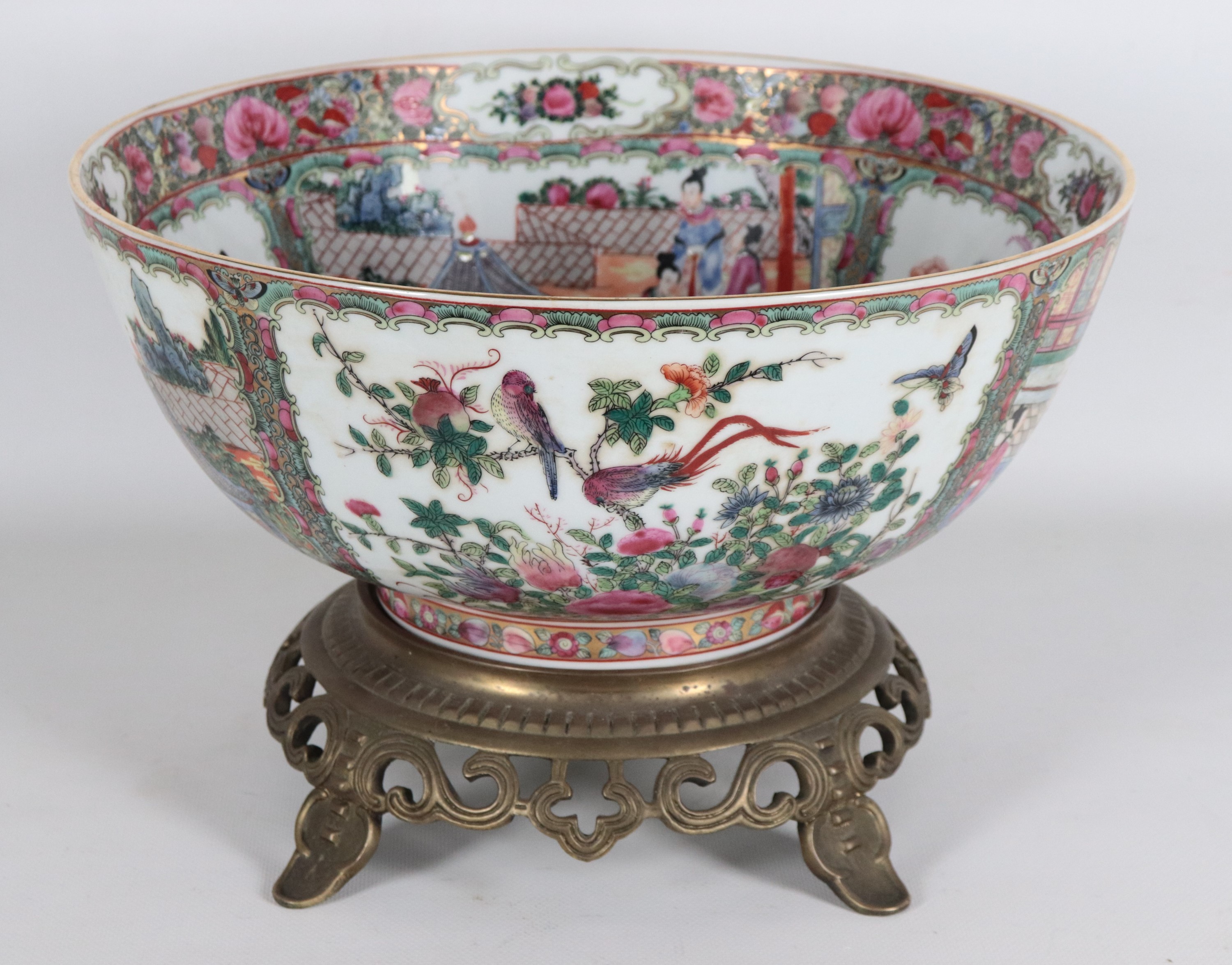 Bowl in porcellana Canton smaltata a rilievo, con scene di vita comune entro riserve e decori nat...