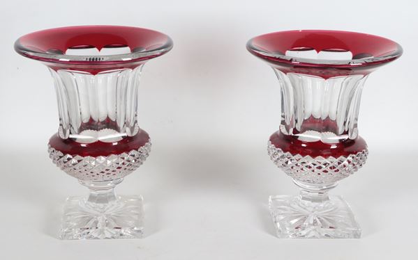 Coppia di vasi a cratere in cristallo francese St. Louis, con fascia e bordo sangue di bue