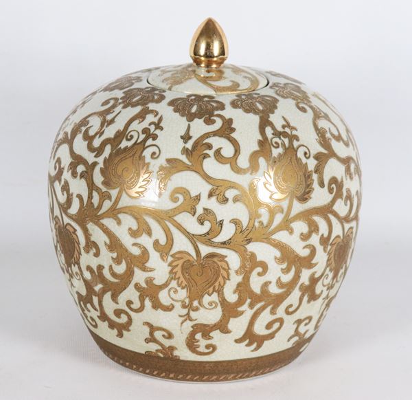 Potiche cinese in porcellana bianca, con decorazioni dorate a rilievo a motivi di intrecci floreali