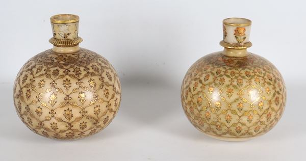 Coppia di antichi vasi a boccia in marmo di alabastro, interamente decorati a rilievo a motivi di intrecci floreali dorati