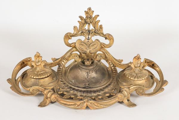 Antico calamaio francese Luigi Filippo in bronzo dorato, cesellato e sbalzato a motivi Luigi XV