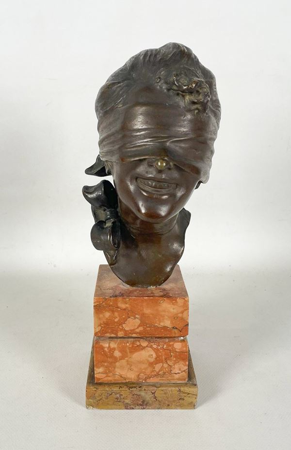 "Dea bendata", scultura in bronzo sorretta da base in marmo brecciato