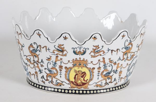 Rinfrescatoio in porcellana francese Toussi Court, con decorazioni policrome a motivi di grottesche e putti 