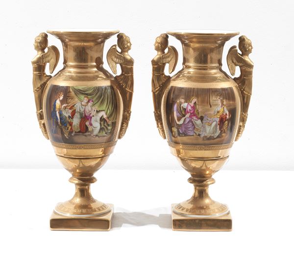 Coppia di grandi vasi francesi Impero a forma di anfore, in porcellana interamente decorata a fondo oro e riquadri variopinti con scene dell'Antica Grecia, manici a forma di cariatidi alate