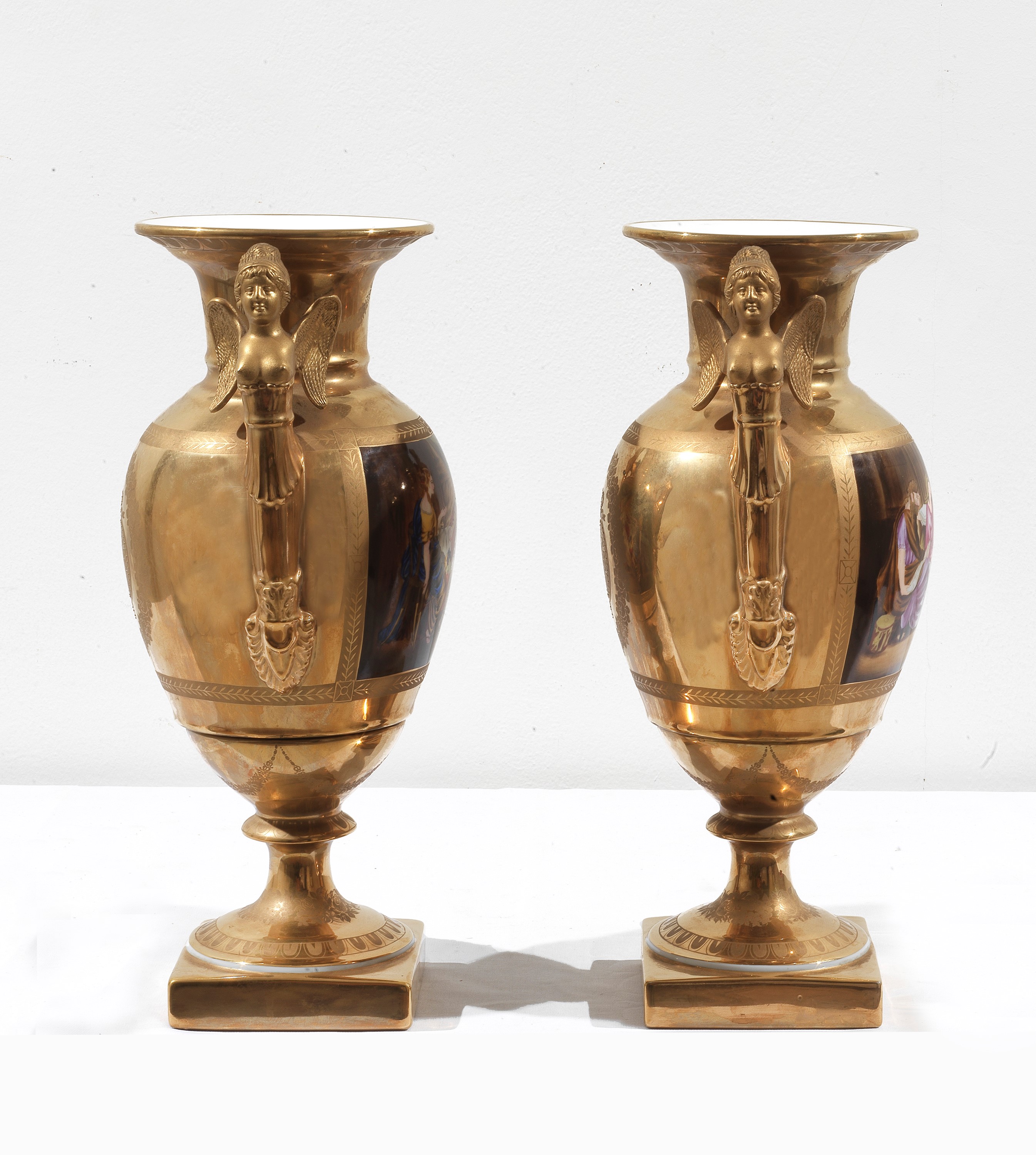 Coppia di grandi vasi francesi Impero a forma di anfore, in porcellana interamente decorata a fon...