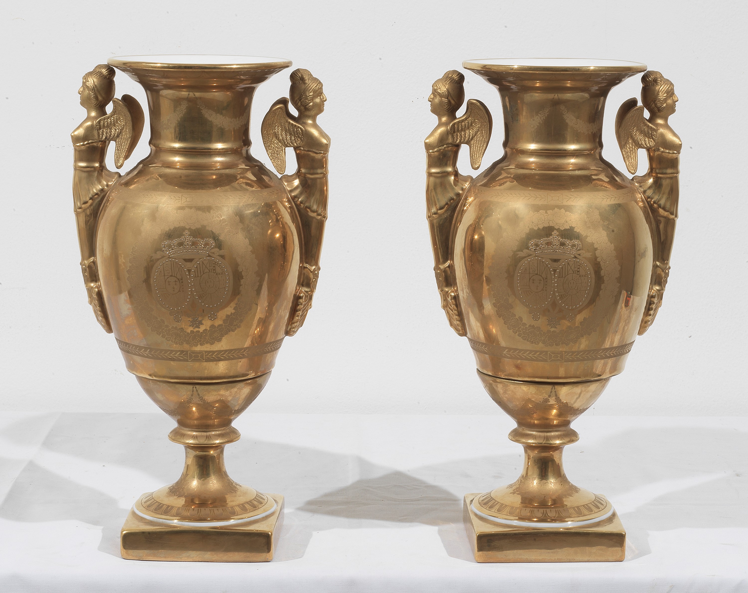 Coppia di grandi vasi francesi Impero a forma di anfore, in porcellana interamente decorata a fon...