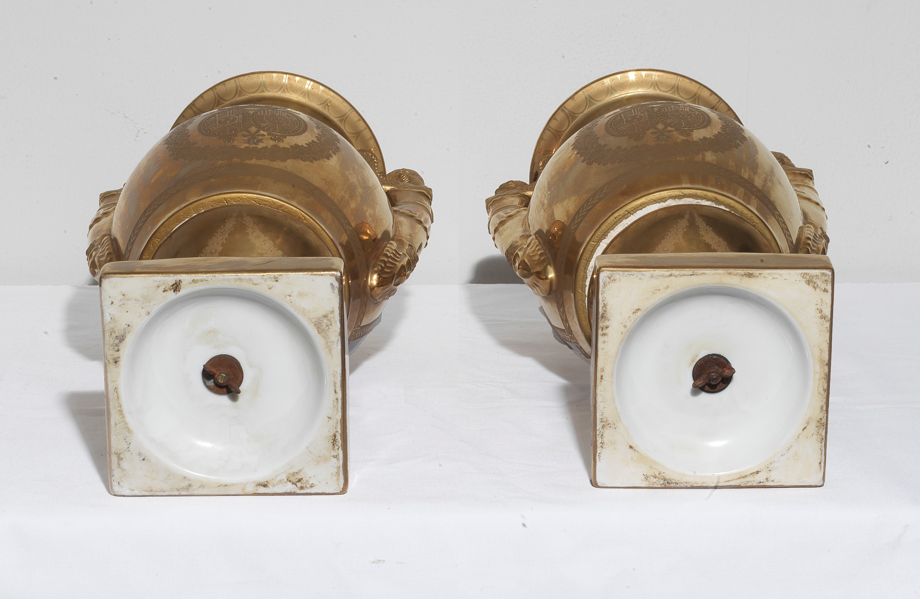 Coppia di grandi vasi francesi Impero a forma di anfore, in porcellana interamente decorata a fon...