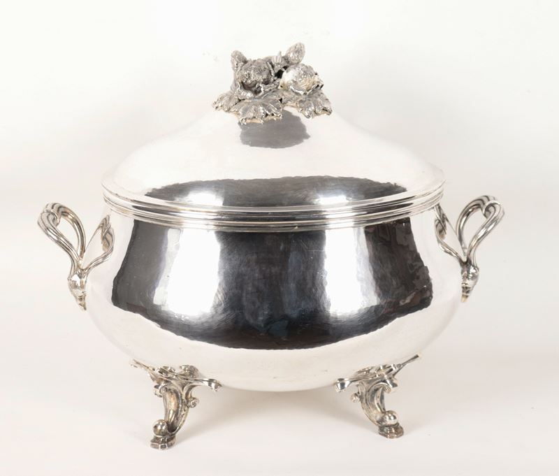 Grande zuppiera in argento Sterling titolo 925 con interno in vermeil, sorretta da quattro piedin...