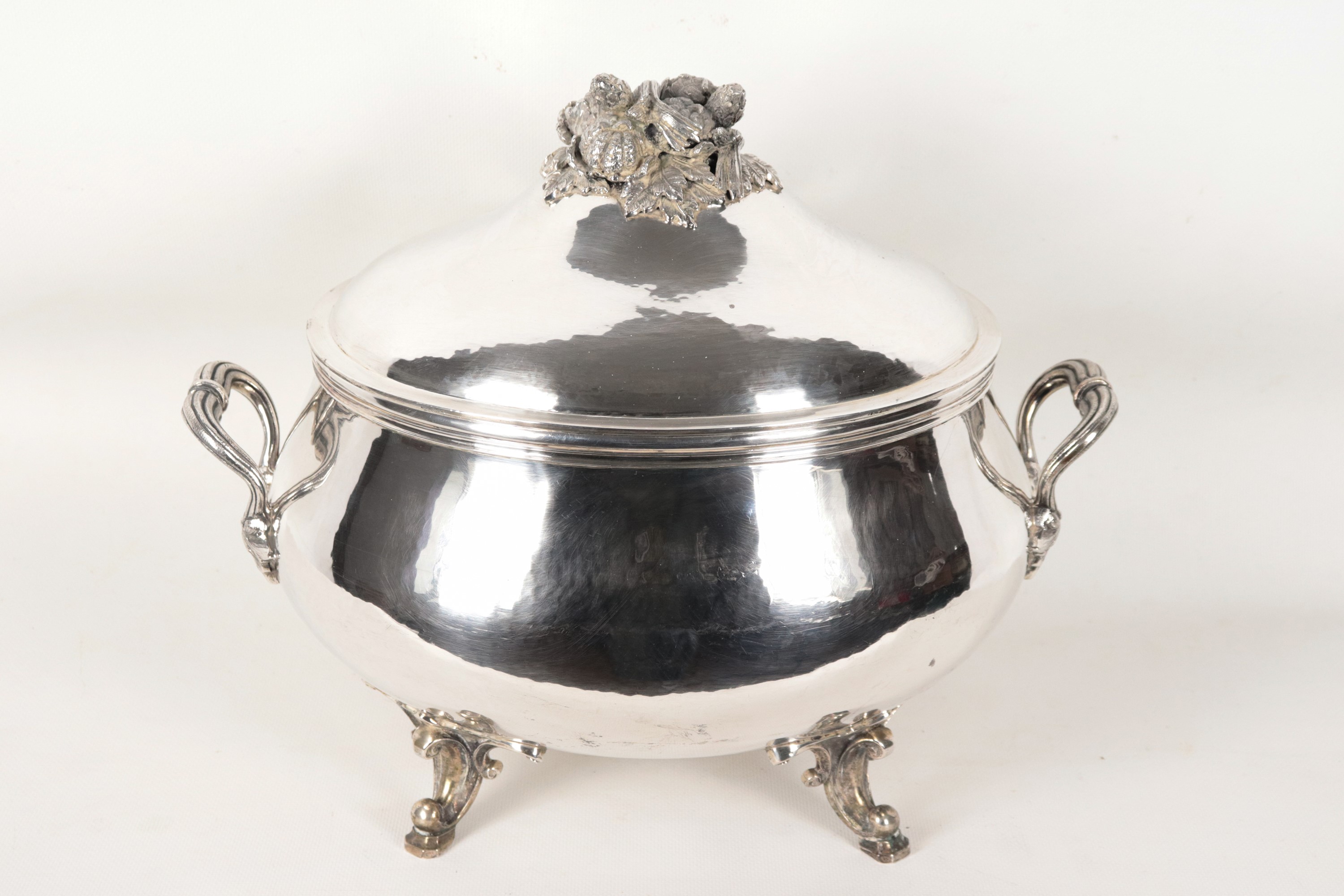 Grande zuppiera in argento Sterling titolo 925 con interno in vermeil, sorretta da quattro piedin...
