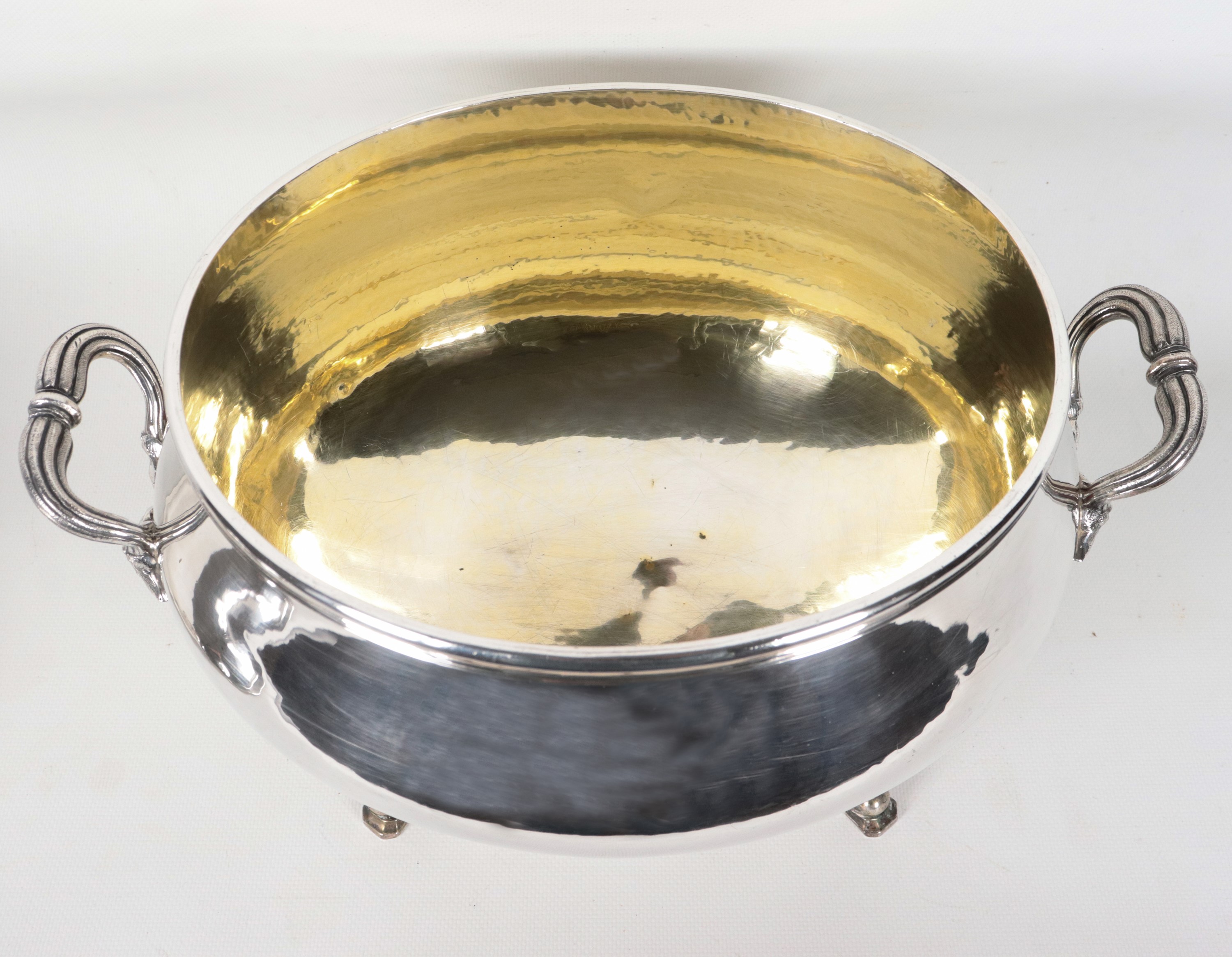 Grande zuppiera in argento Sterling titolo 925 con interno in vermeil, sorretta da quattro piedin...