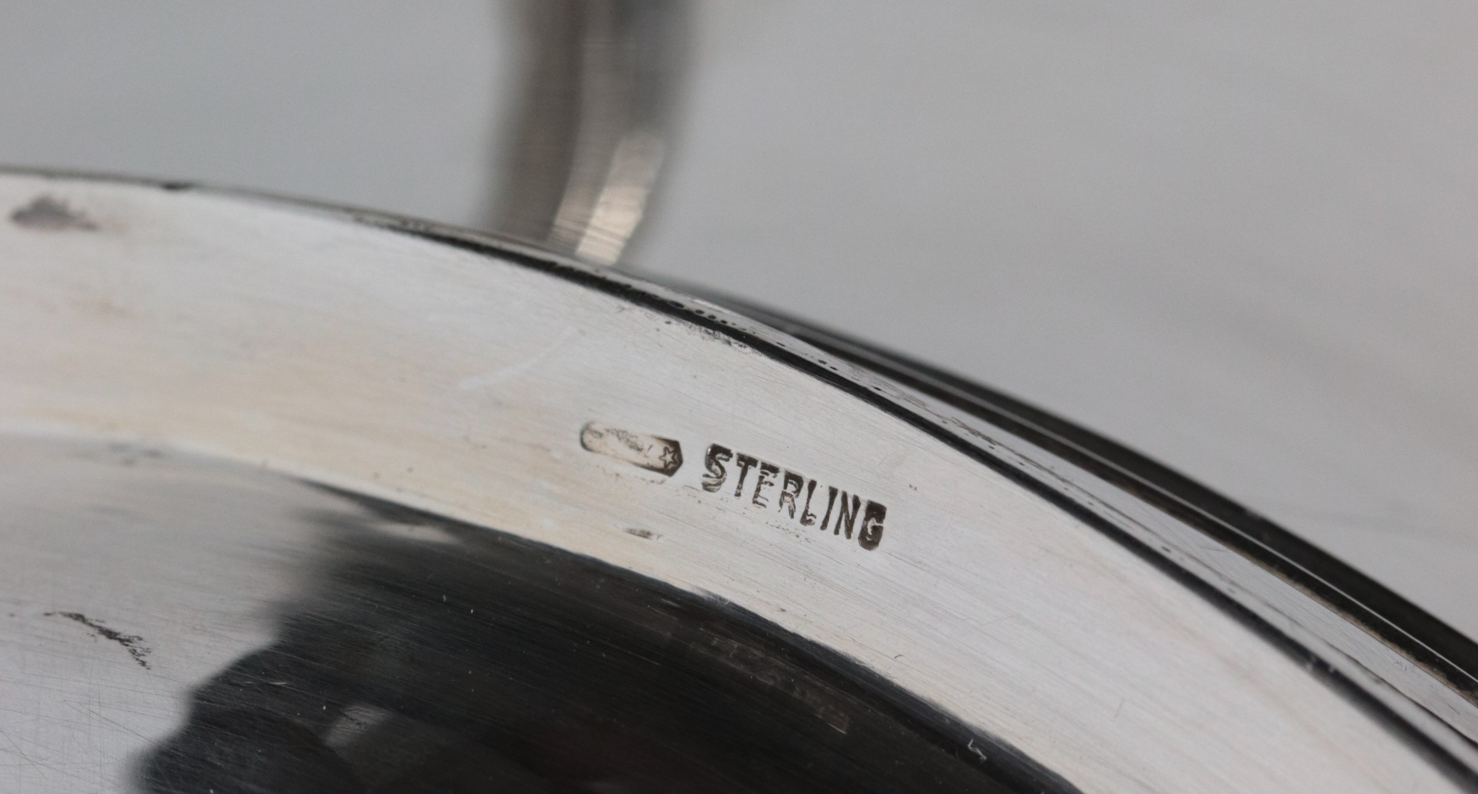 Grande zuppiera in argento Sterling titolo 925 con interno in vermeil, sorretta da quattro piedin...