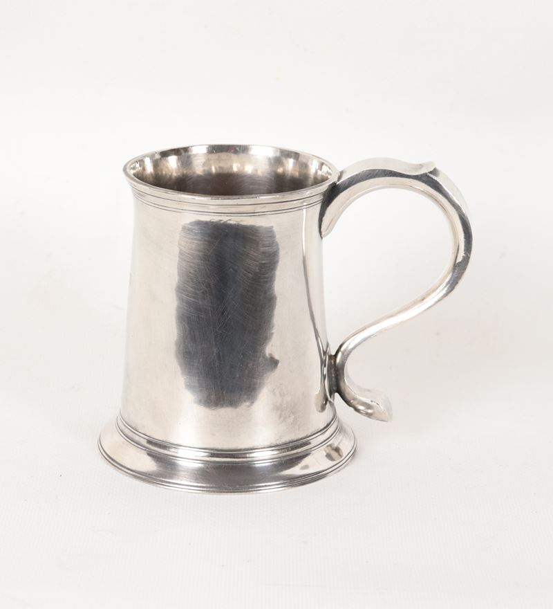 Tankard in argento con manico ricurvo, gr. 290