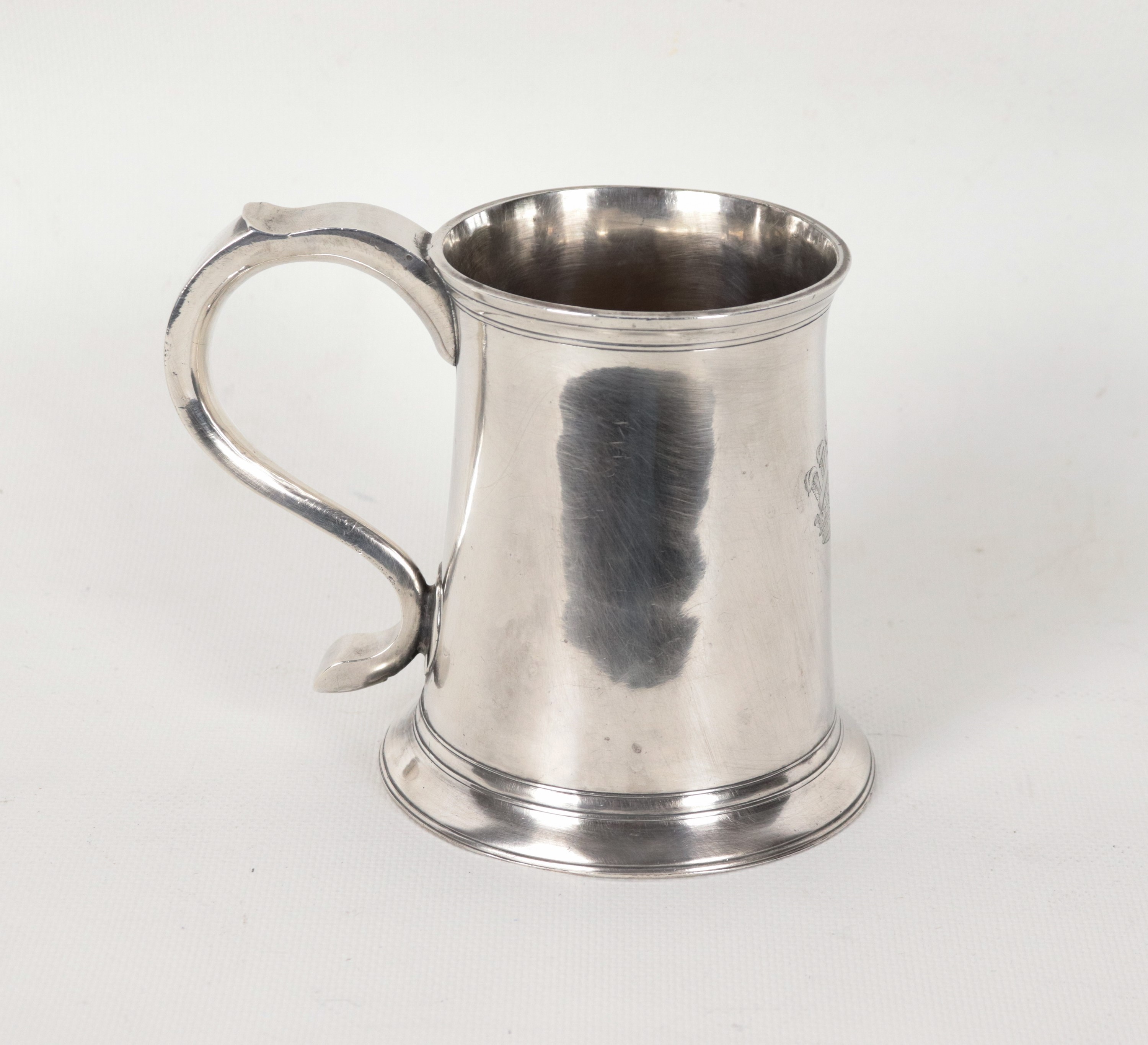 Tankard in argento con manico ricurvo, gr. 290