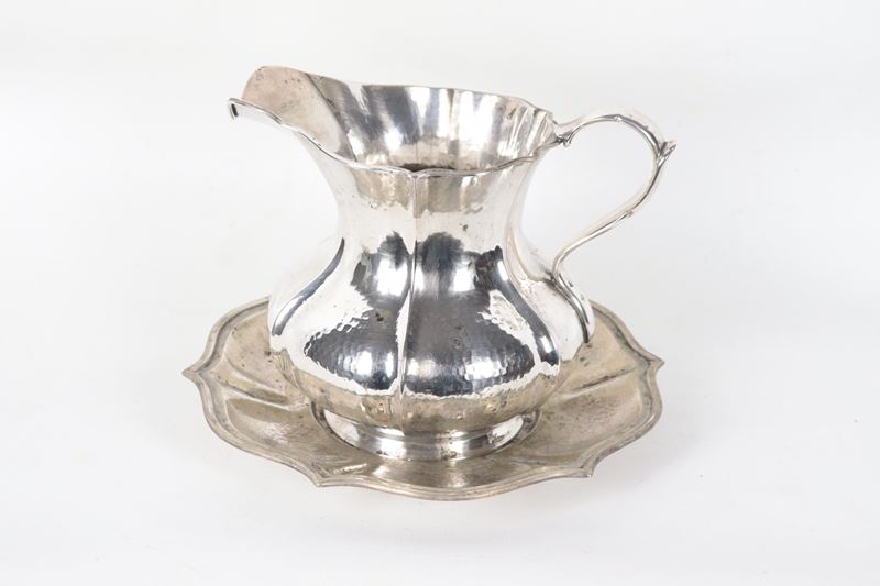 Brocca in argento martellato e sbalzato con sottopiatto, gr. 935