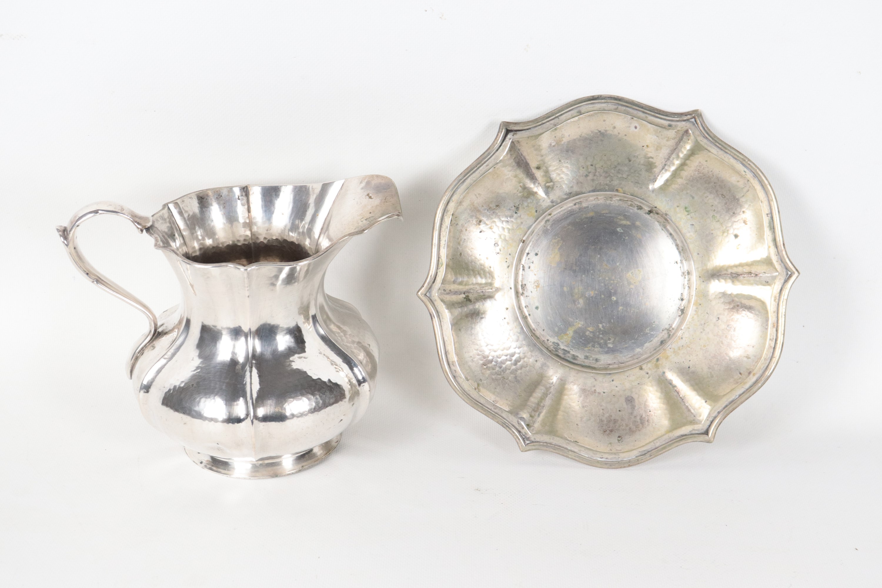 Brocca in argento martellato e sbalzato con sottopiatto, gr. 935