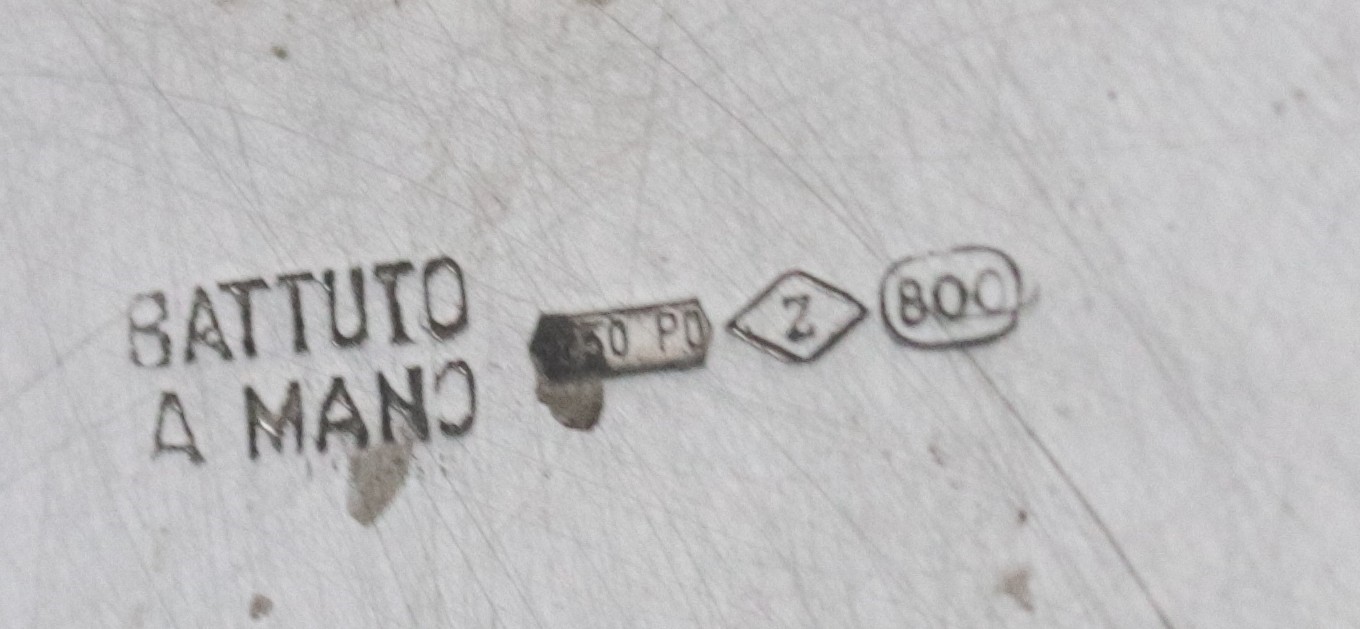 Brocca in argento martellato e sbalzato con sottopiatto, gr. 935