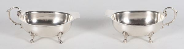 Coppia di piccole salsiere a barchetta in argento con manici e quattro piedini, gr. 150