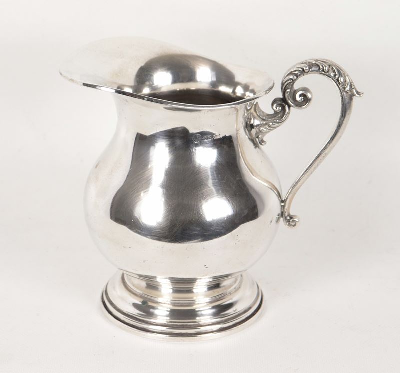 Brocca in argento con manico cesellato e sbalzato, gr. 660