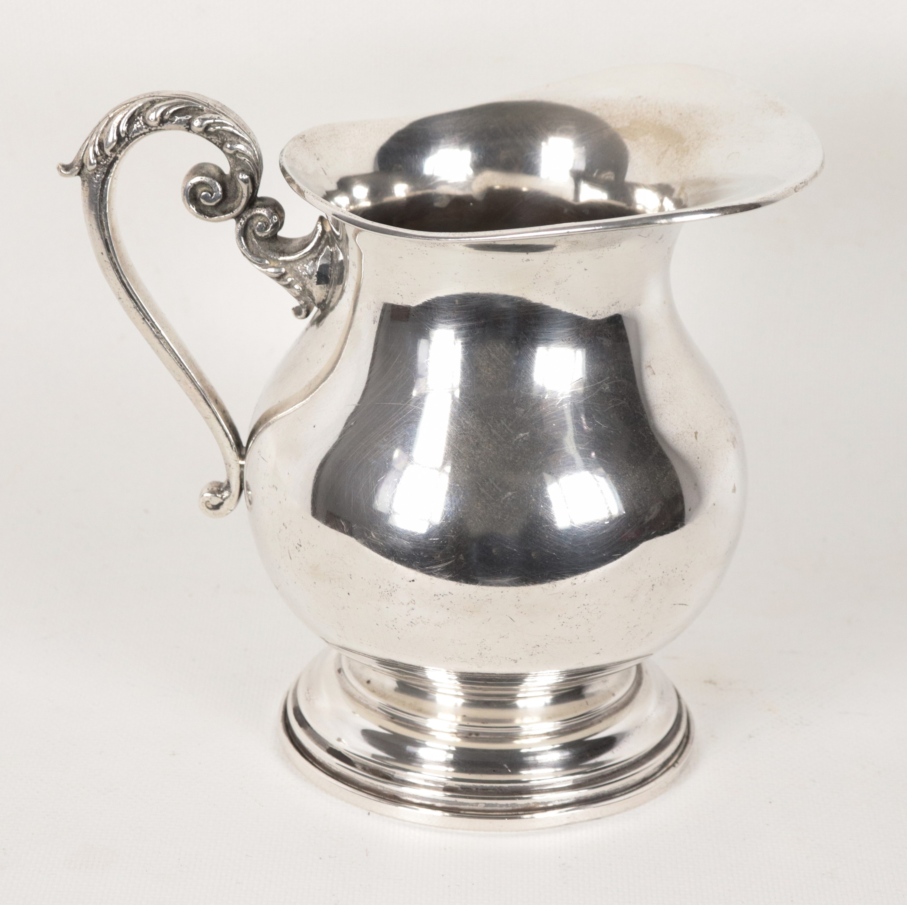 Brocca in argento con manico cesellato e sbalzato, gr. 660