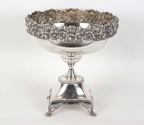 925 silver cup-shaped stand, with embossed and chiseled edge featuring floral garland motifs, supported by four lion feet, 1185g