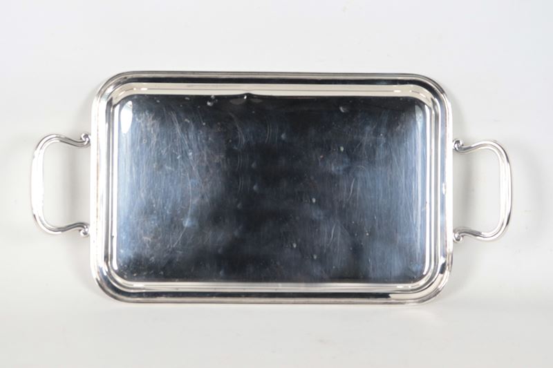 Piccolo vassoio rettangolare in argento con due manici, gr. 700