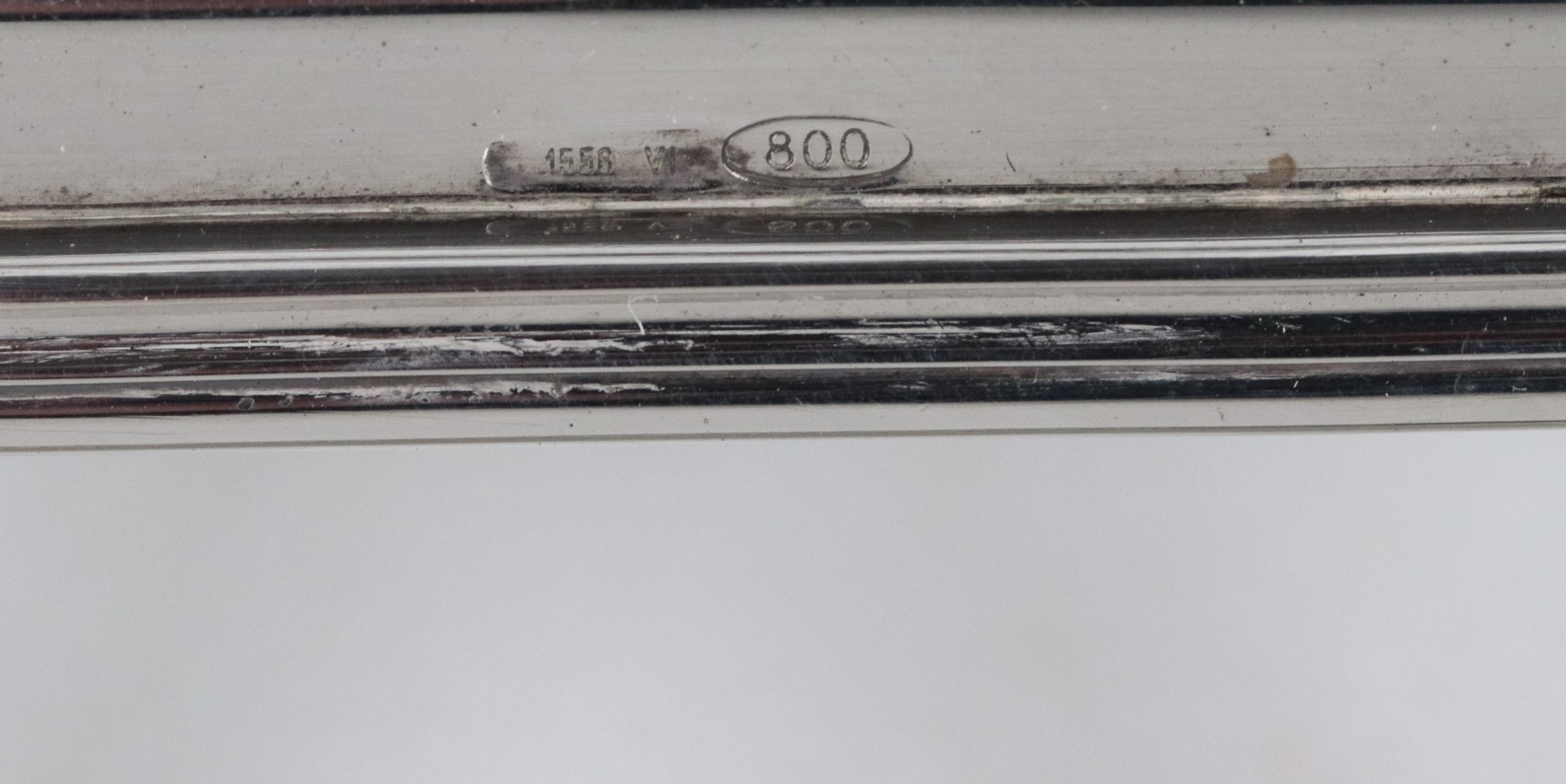 Piccolo vassoio rettangolare in argento con due manici, gr. 700