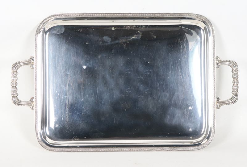 Vassoio rettangolare in argento, con manici e bordo cesellati e sbalzati a motivi Impero, gr. 810