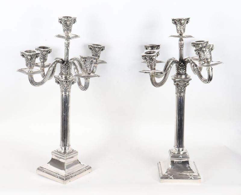 Coppia di antichi candelabri in argento Epoca Regina Vittoria, cesellati e sbalzati a motivi Impe...