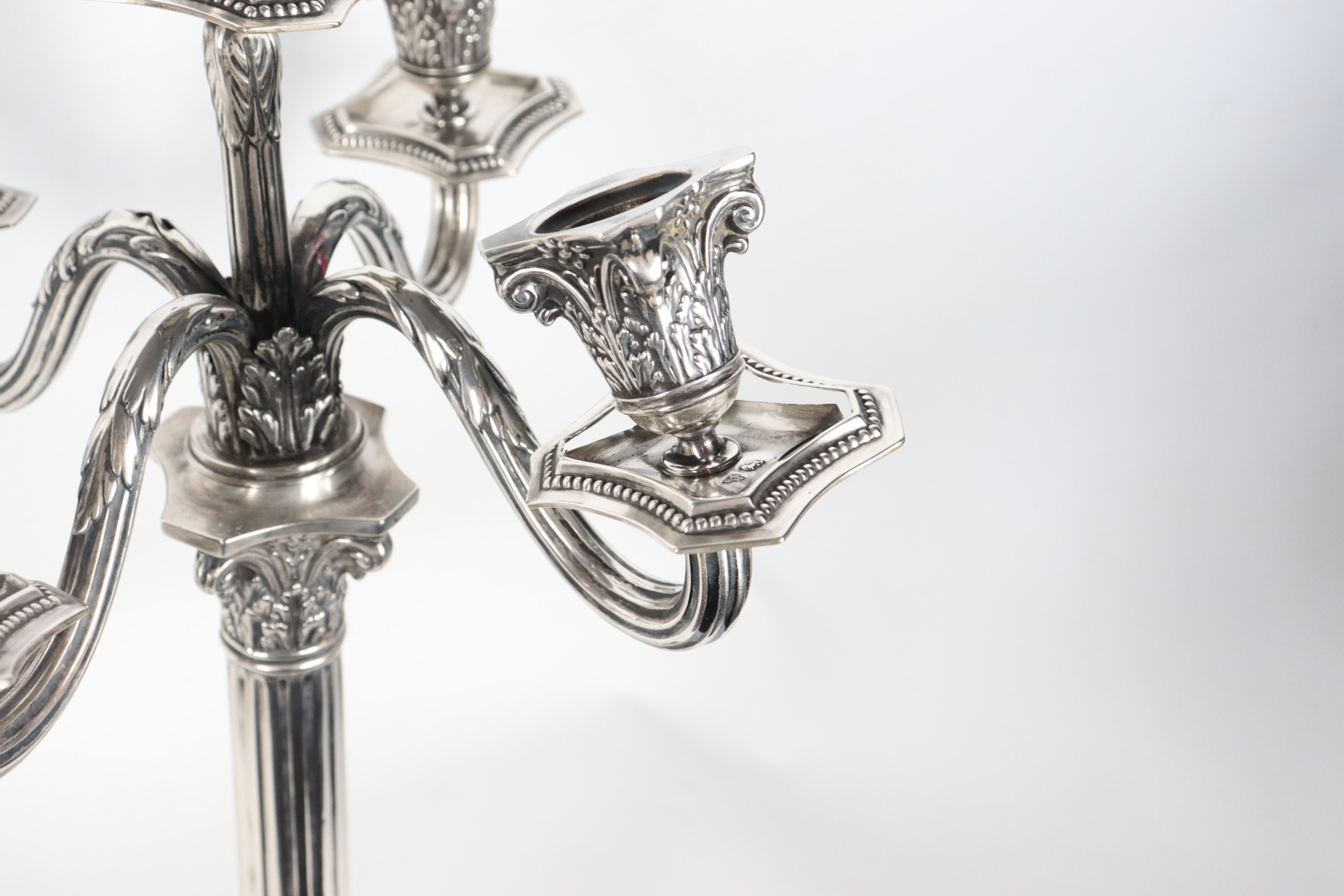 Coppia di antichi candelabri in argento Epoca Regina Vittoria, cesellati e sbalzati a motivi Impe...