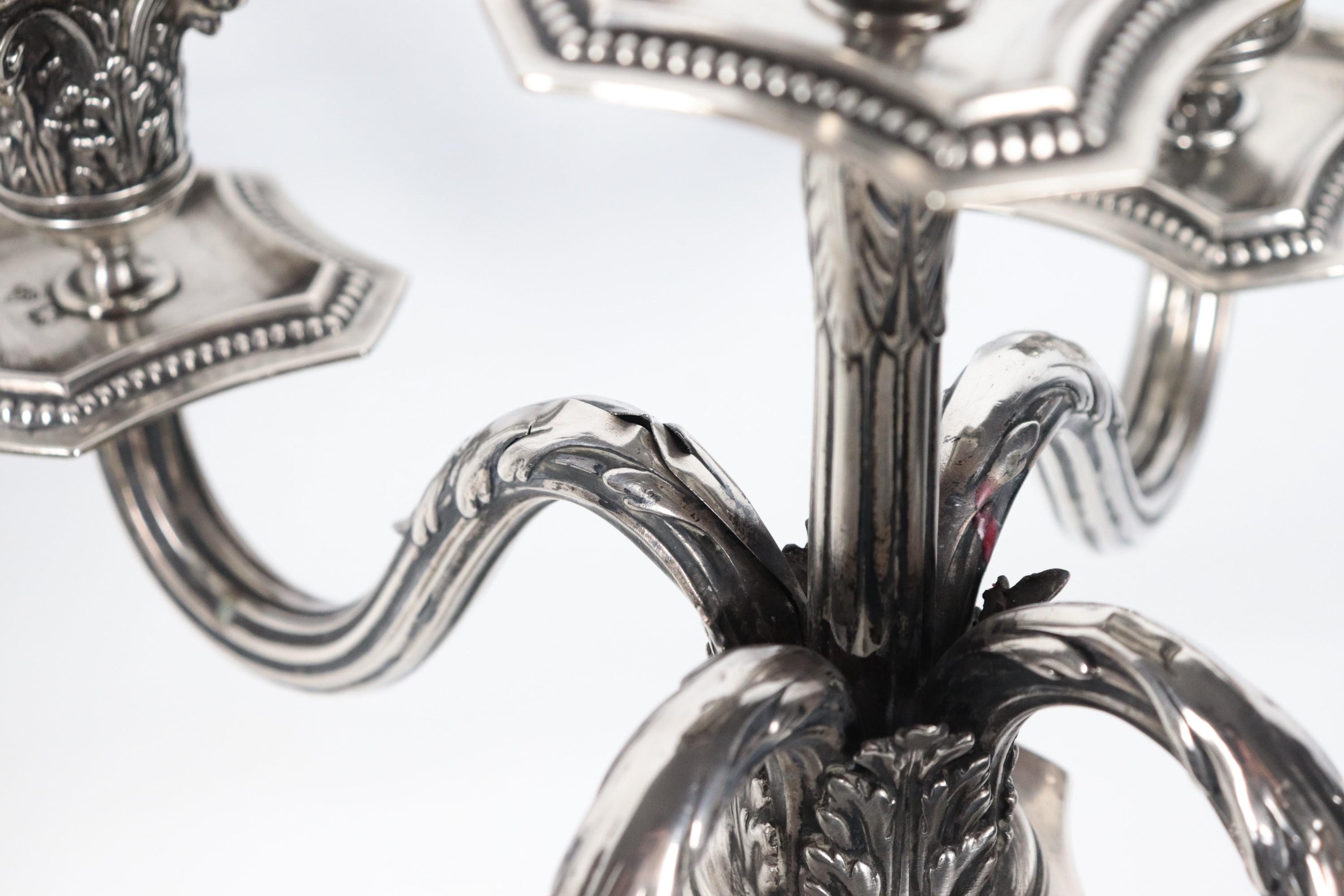 Coppia di antichi candelabri in argento Epoca Regina Vittoria, cesellati e sbalzati a motivi Impe...