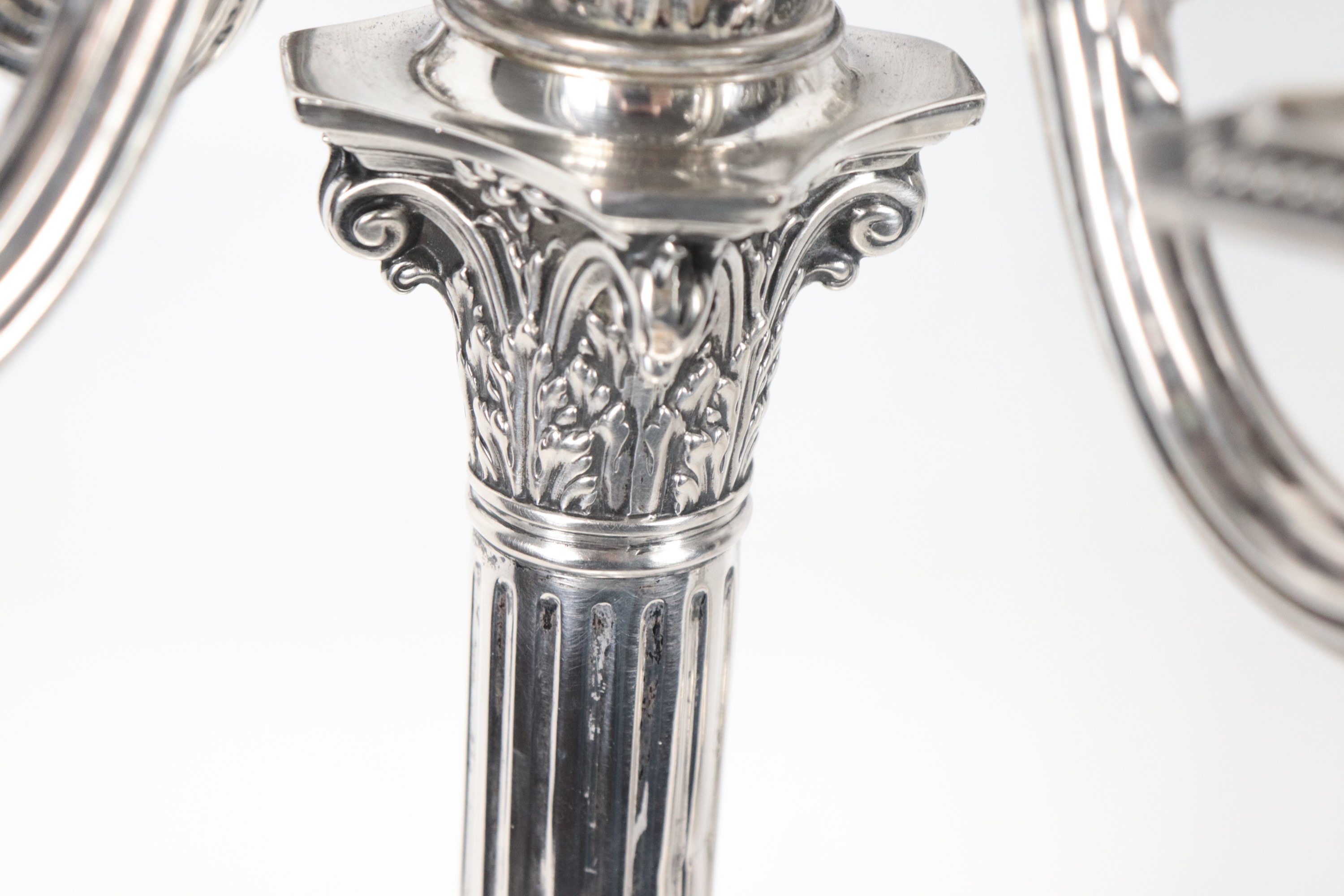 Coppia di antichi candelabri in argento Epoca Regina Vittoria, cesellati e sbalzati a motivi Impe...