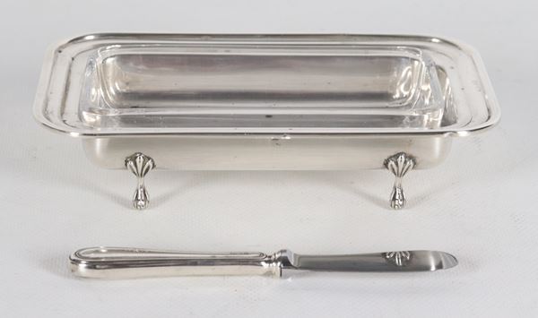 Portaburro rettangolare in argento titolo 925, con quattro piedini ricurvi e vaschetta in cristallo all'interno, gr. 180