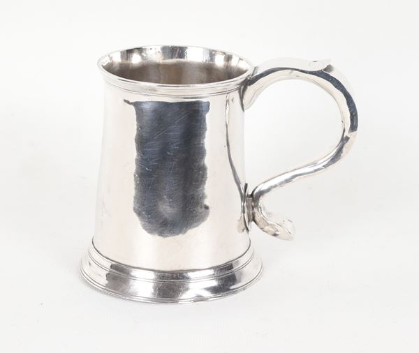 Silver tankard with curved handle, 310g