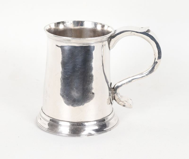Tankard in argento con manico ricurvo, gr. 310