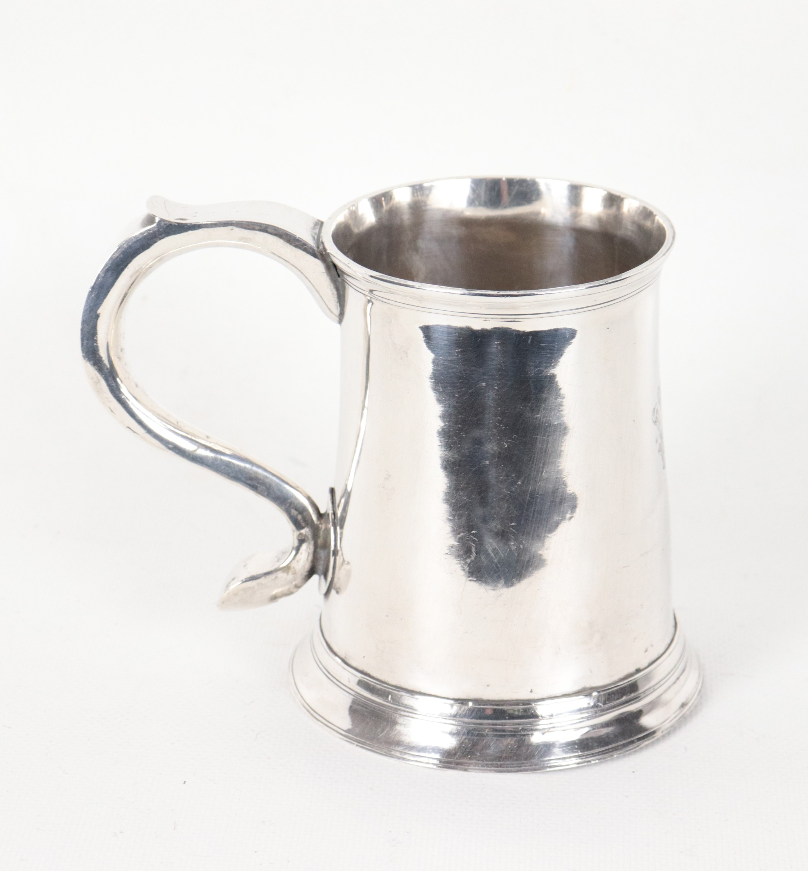 Tankard in argento con manico ricurvo, gr. 310