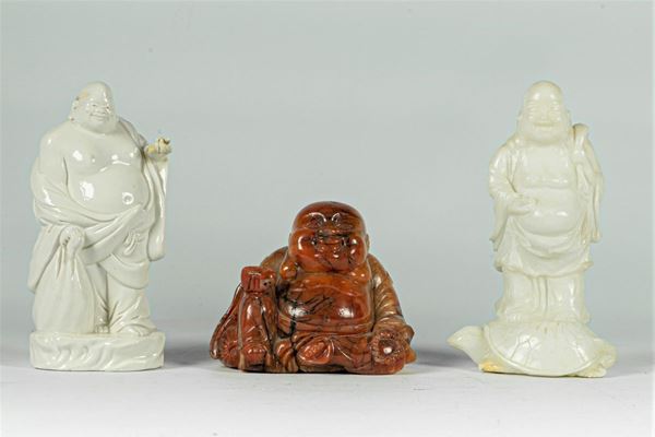 Tre Statuine &quot;Buddha&quot; in pietra dura e porcellana