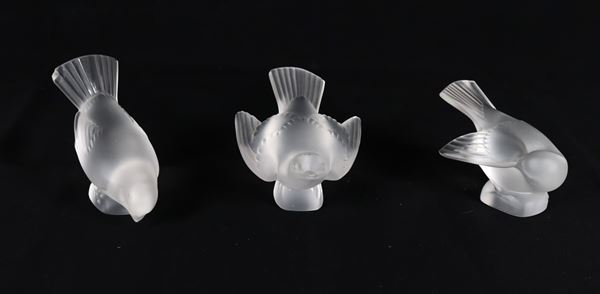 "Moineau hardi e moineau coquet", lotto di tre fermacarte in cristallo Lalique