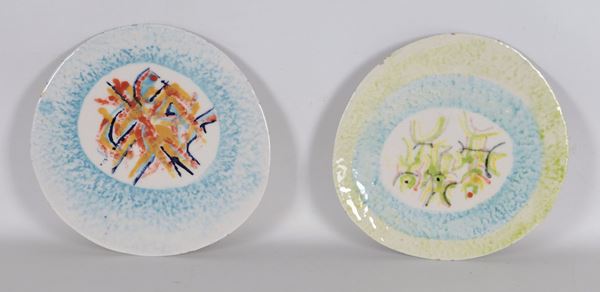 Coppia di piatti in maiolica italiana smaltata e policroma a motivi astratti