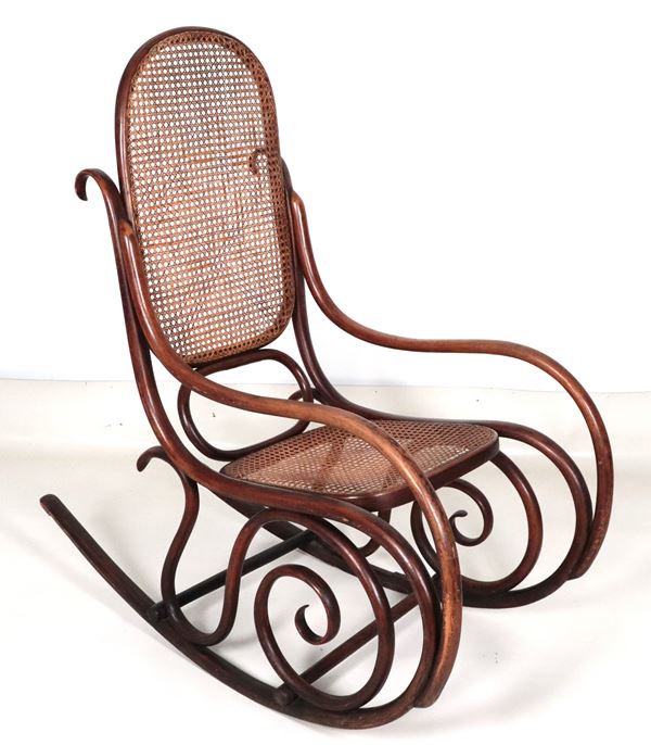 Sedia a dondolo stile Thonet in noce, con seduta e schienale in paglia di Vienna