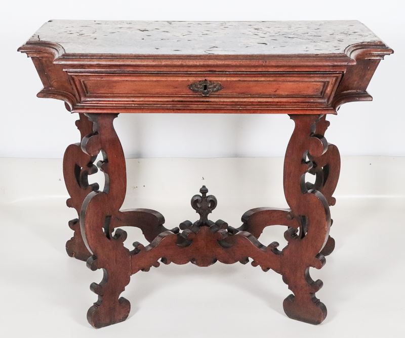 Antico tavolo consolle romano in noce di linea Luigi XIV, a forma rettangolare sagomata con piano...