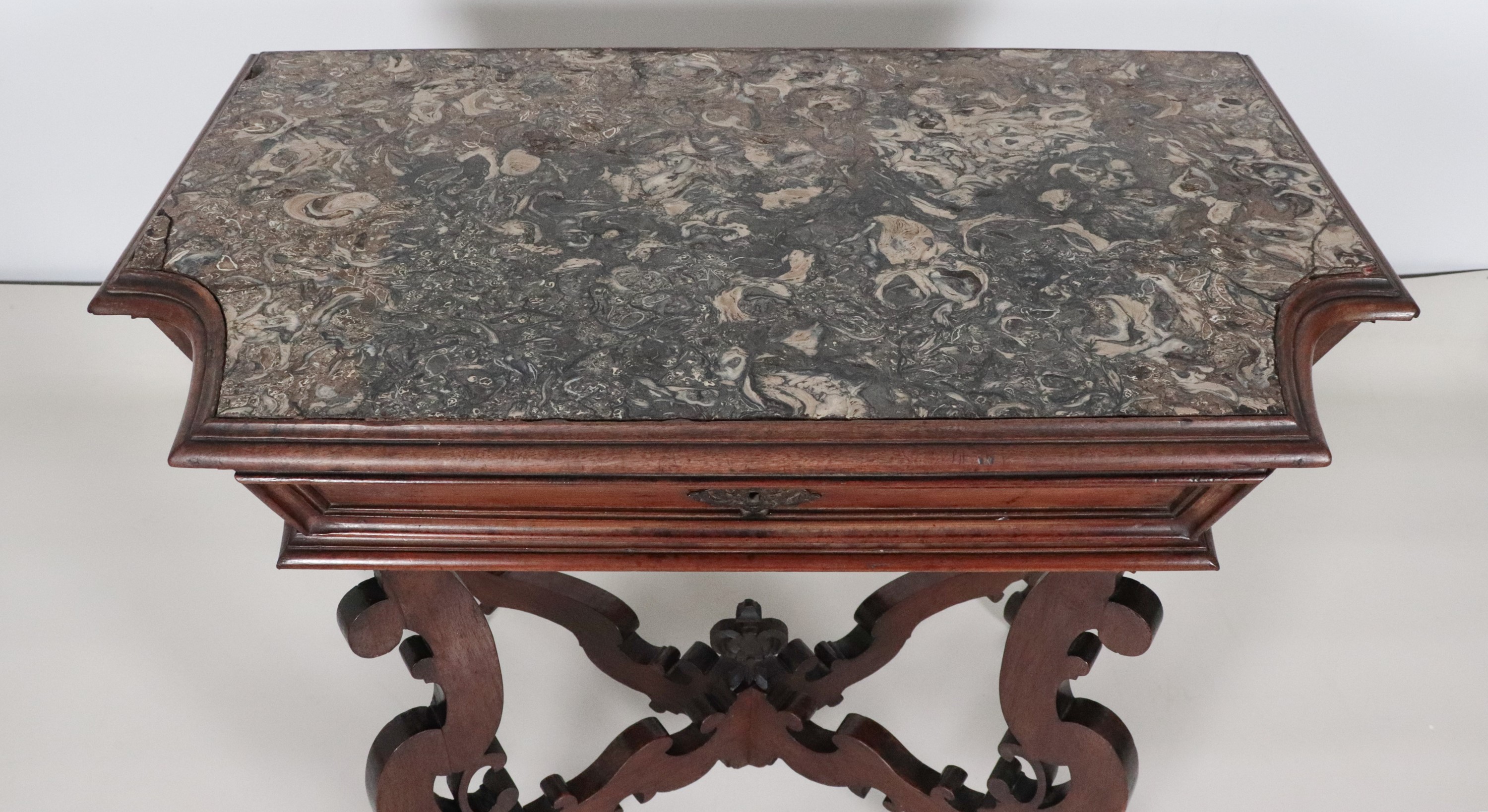 Antico tavolo consolle romano in noce di linea Luigi XIV, a forma rettangolare sagomata con piano...