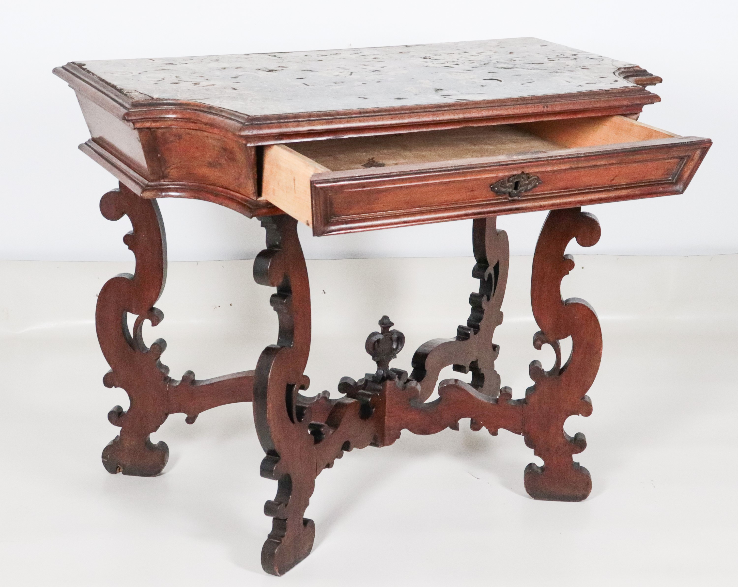 Antico tavolo consolle romano in noce di linea Luigi XIV, a forma rettangolare sagomata con piano...