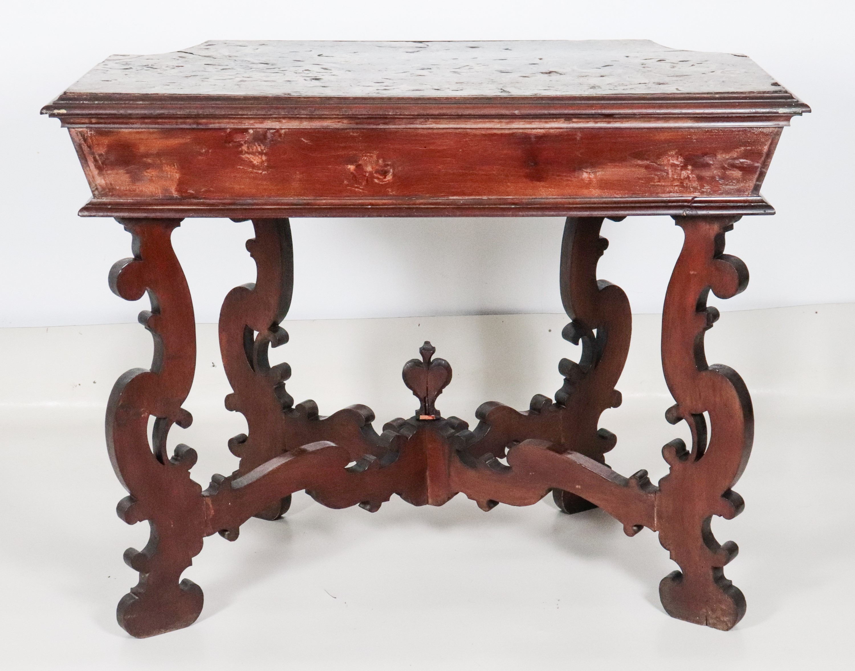 Antico tavolo consolle romano in noce di linea Luigi XIV, a forma rettangolare sagomata con piano...