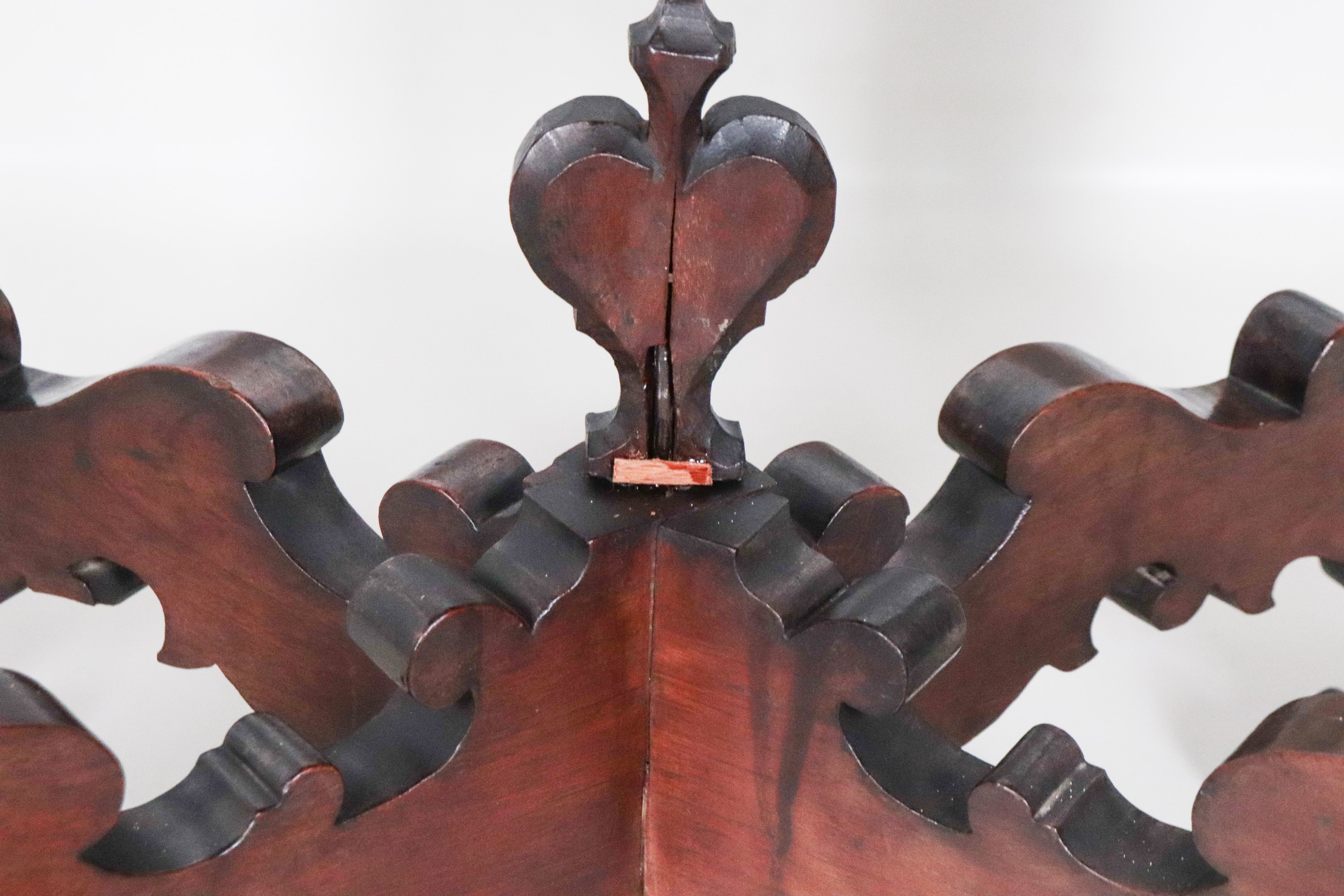 Antico tavolo consolle romano in noce di linea Luigi XIV, a forma rettangolare sagomata con piano...